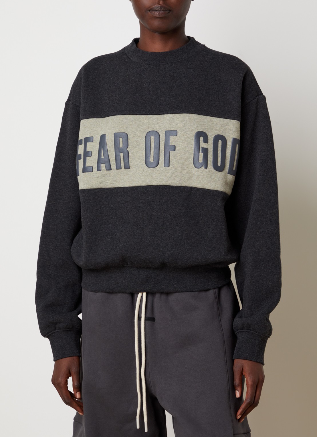 Fear of God Essentials Sweater met logo- en backprint - detail 2 donkergrijs