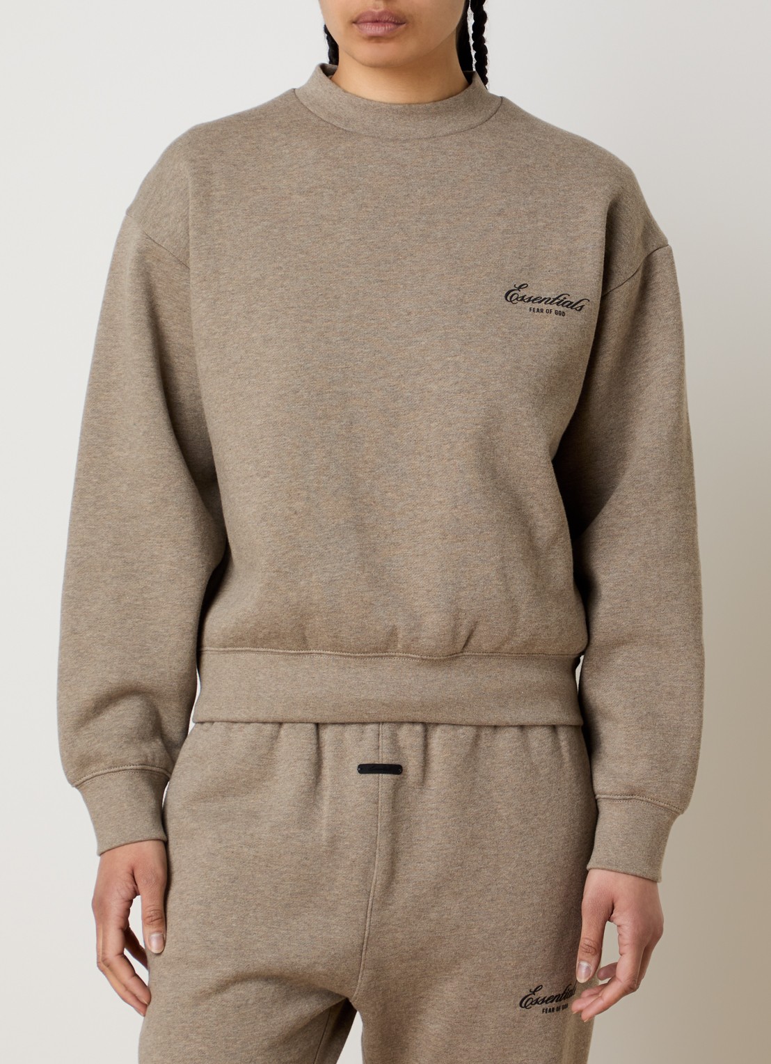 Fear of God Essentials Sweater met logo en ronde hals - detail 2 zand