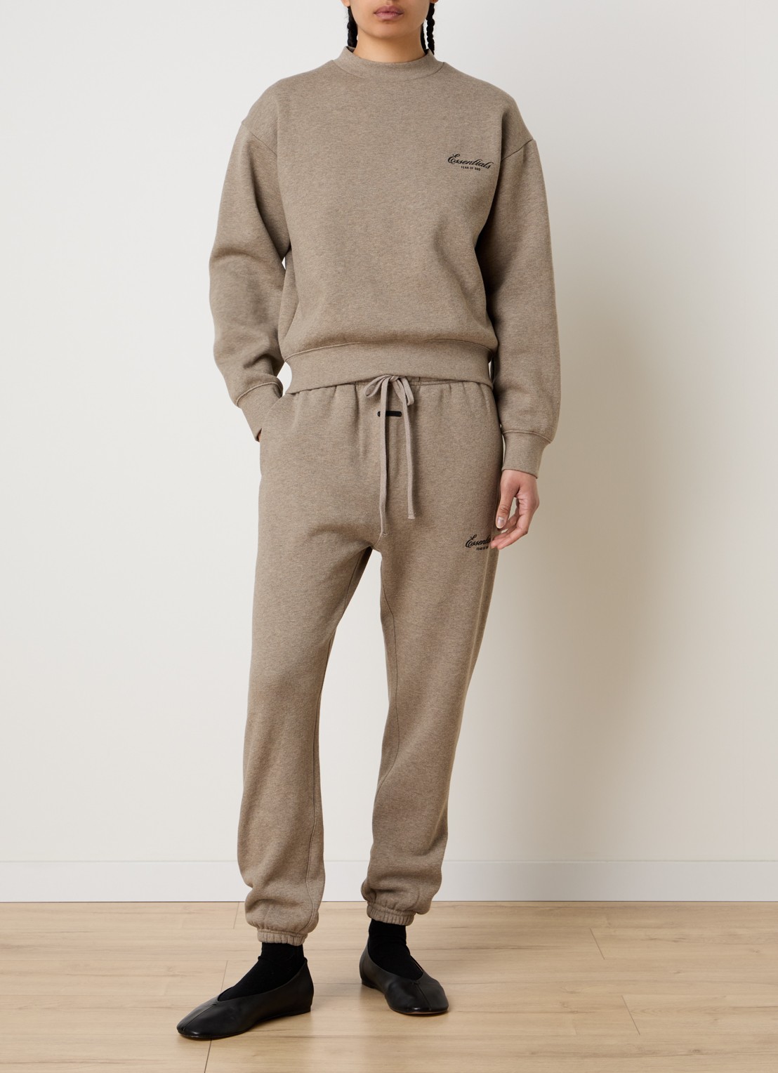 Fear of God Essentials Sweater met logo en ronde hals - voorkant 5 zand