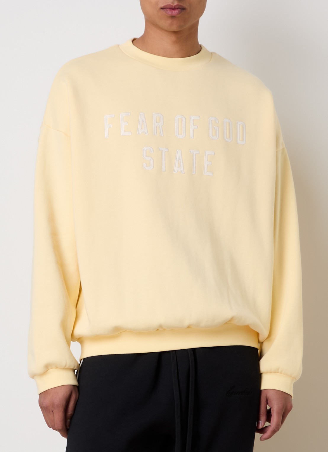 Fear of God Essentials Sweater met logoborduring - detail lichtgeel