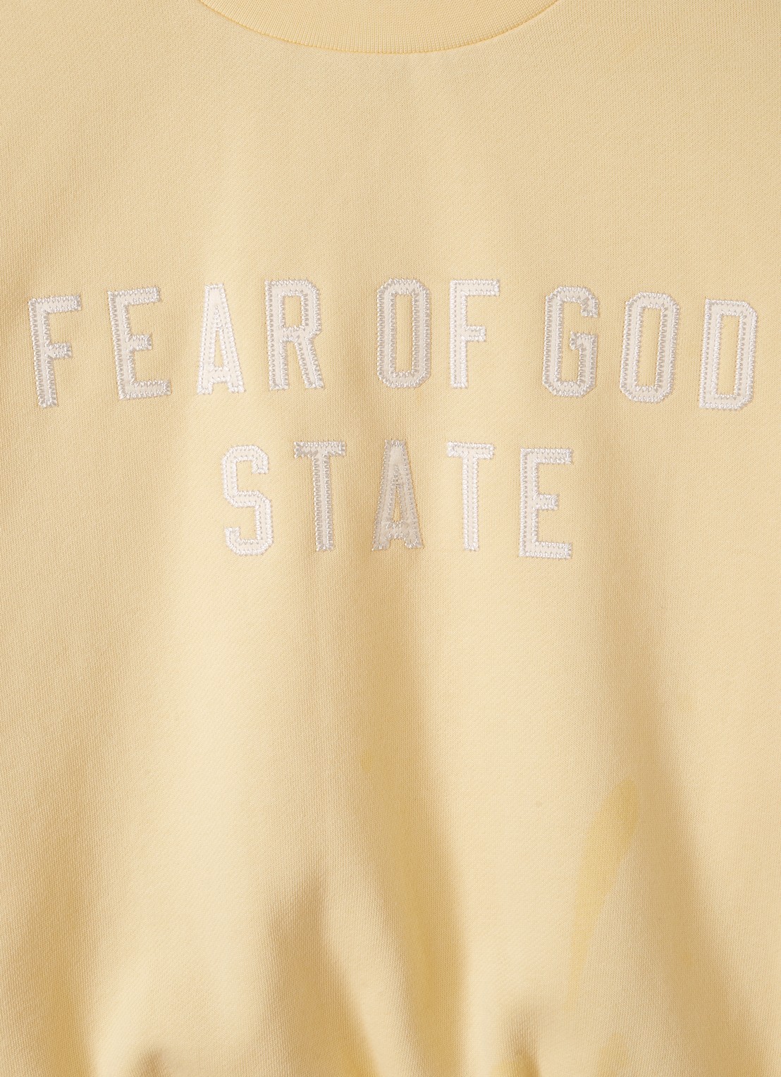 Fear of God Essentials Sweater met logoborduring - detail geel