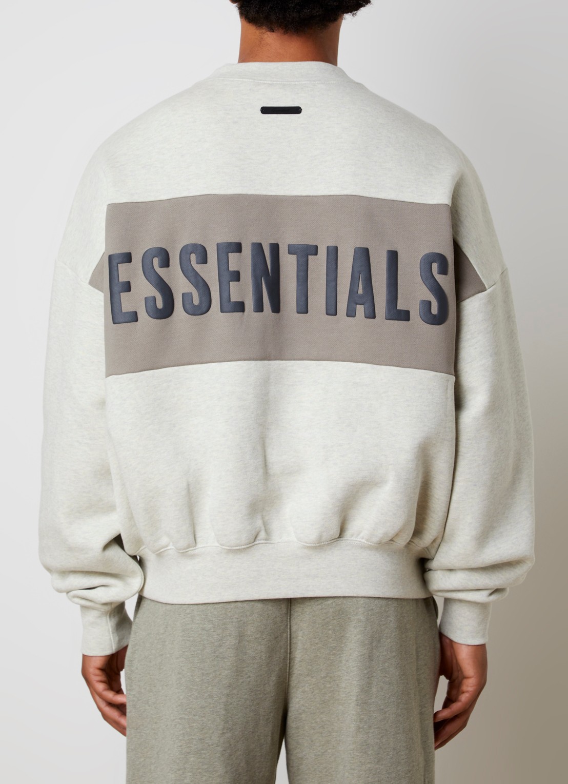 Fear of God Essentials Sweater met logoprint - achterkant beige
