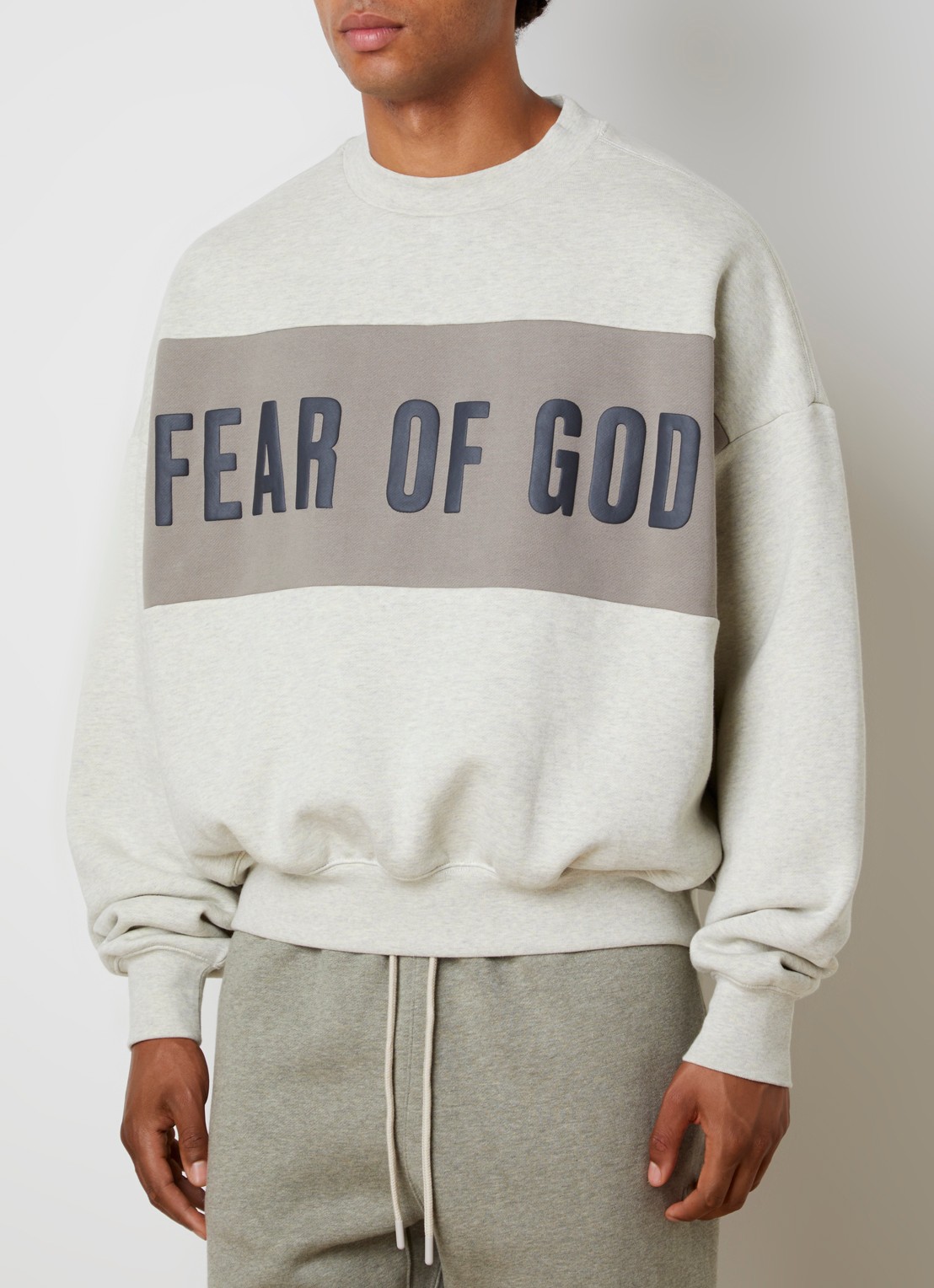 Fear of God Essentials Sweater met logoprint - detail 2 beige