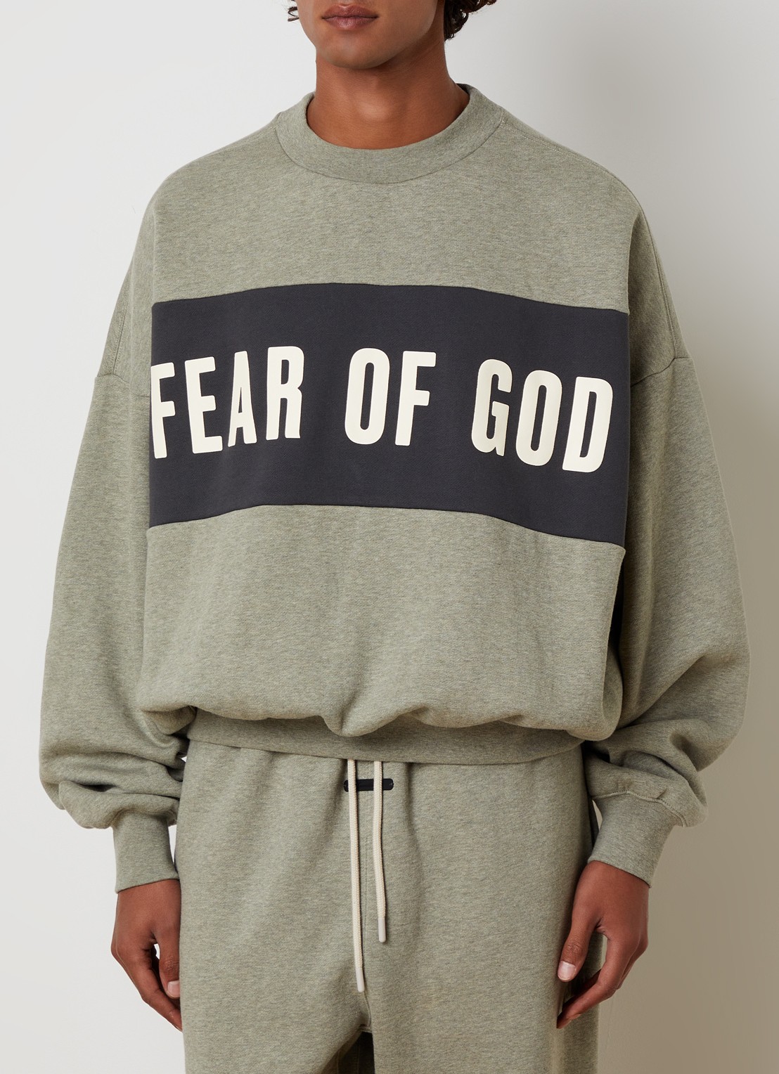 Fear of God Essentials Sweater met logoprint - detail grijs