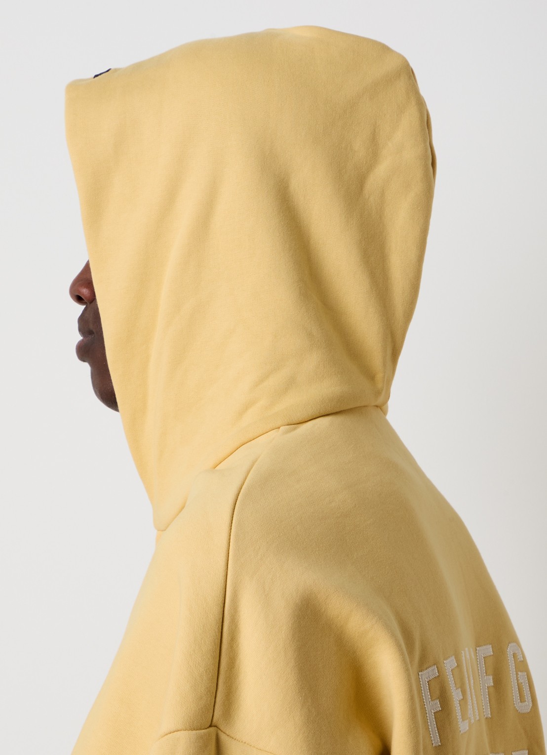Fear of God Essentials Sweatvest met backprint en capuchon - detail 2 okergeel