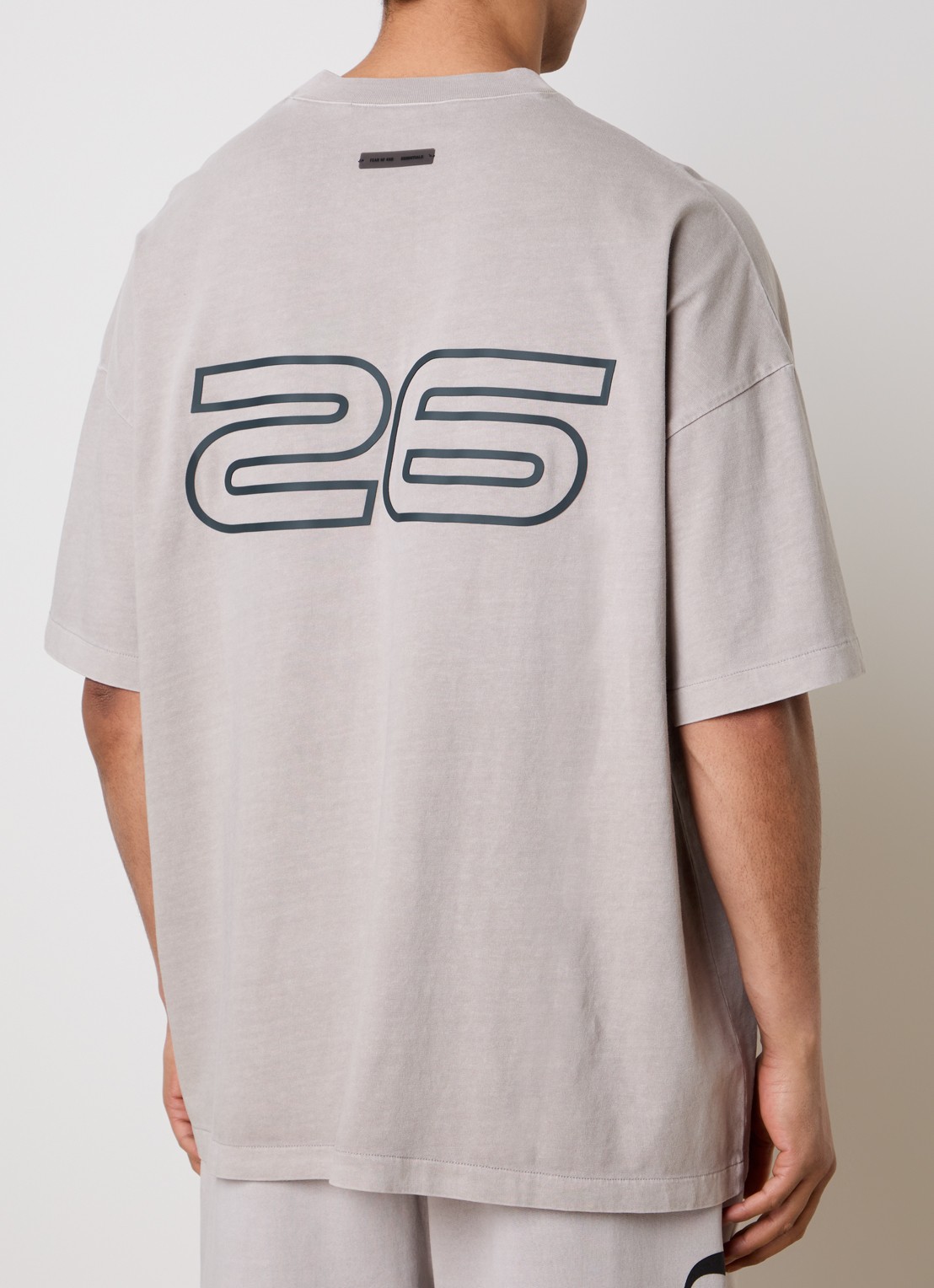 Fear of God Essentials T-shirt met front- en backprint - achterkant 5 middengrijs