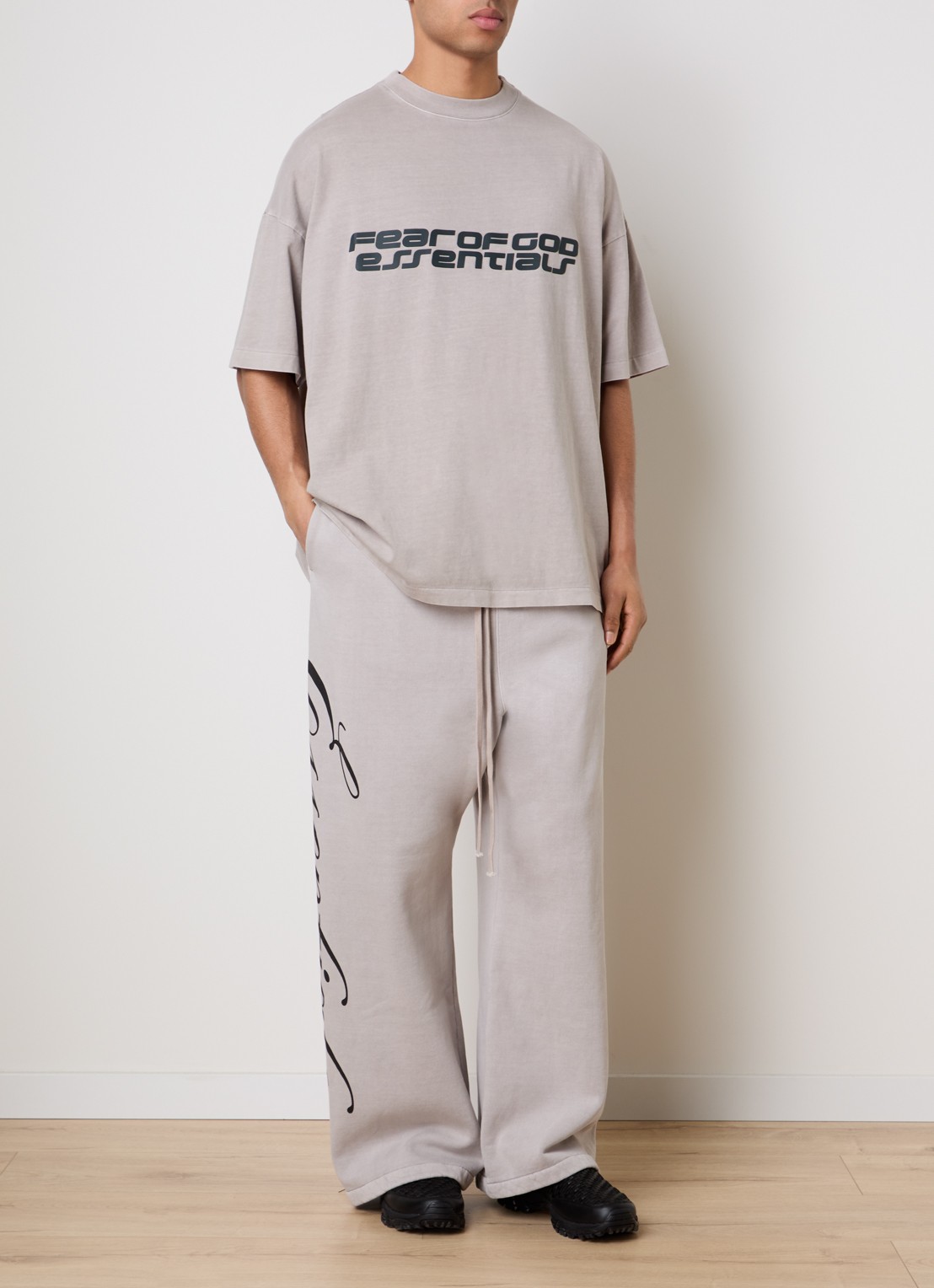 Fear of God Essentials T-shirt met front- en backprint - voorkant 4 middengrijs