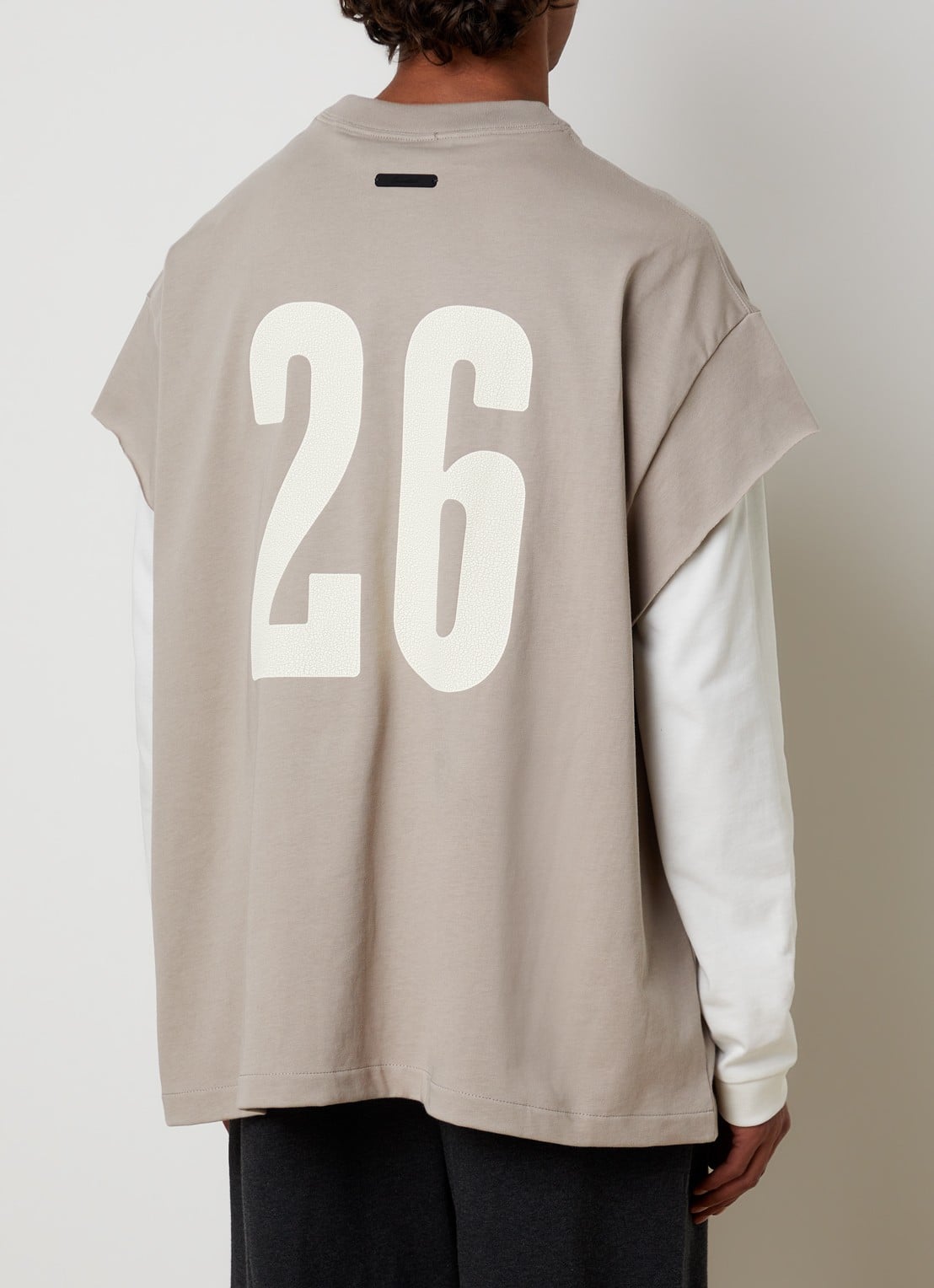 Fear of God Essentials T-shirt met front- en backprint - achterkant 3 donkerbeige