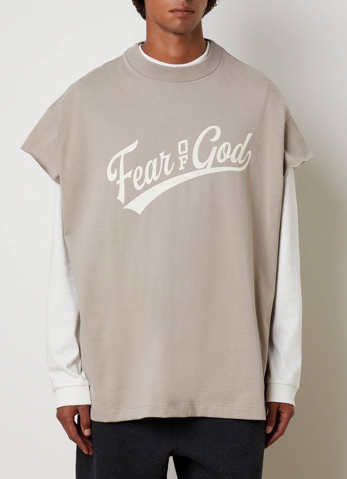 Fear of God Essentials T-shirt met front- en backprint - detail donkerbeige
