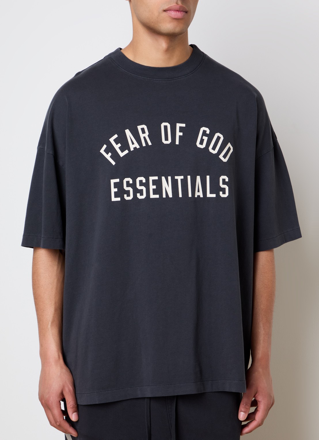 Fear of God Essentials T-shirt met logo- en backprint - detail 2 antraciet