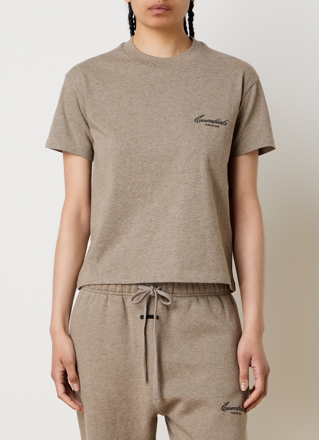 Fear of God Essentials T-shirt met logo en ronde hals - detail 4 zand