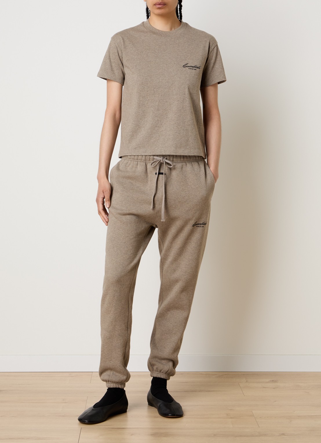 Fear of God Essentials T-shirt met logo en ronde hals - voorkant 3 zand