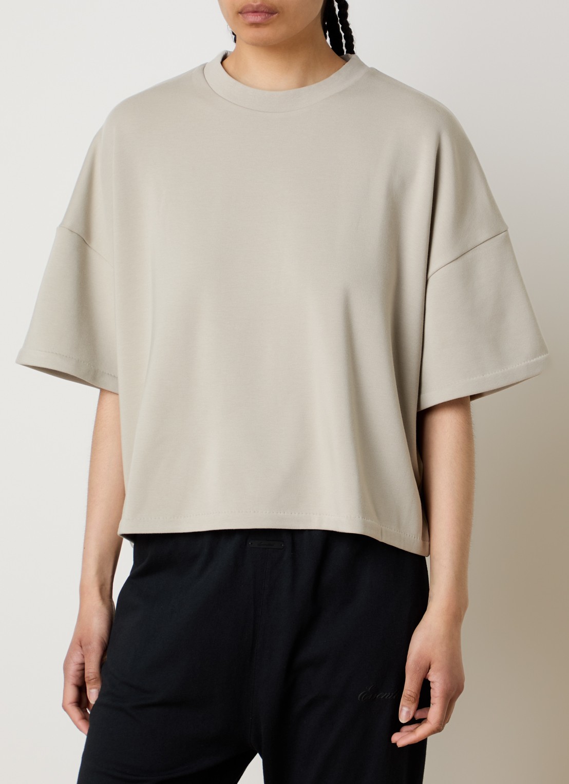 Fear of God Essentials T-shirt met logo en ronde hals - detail beige