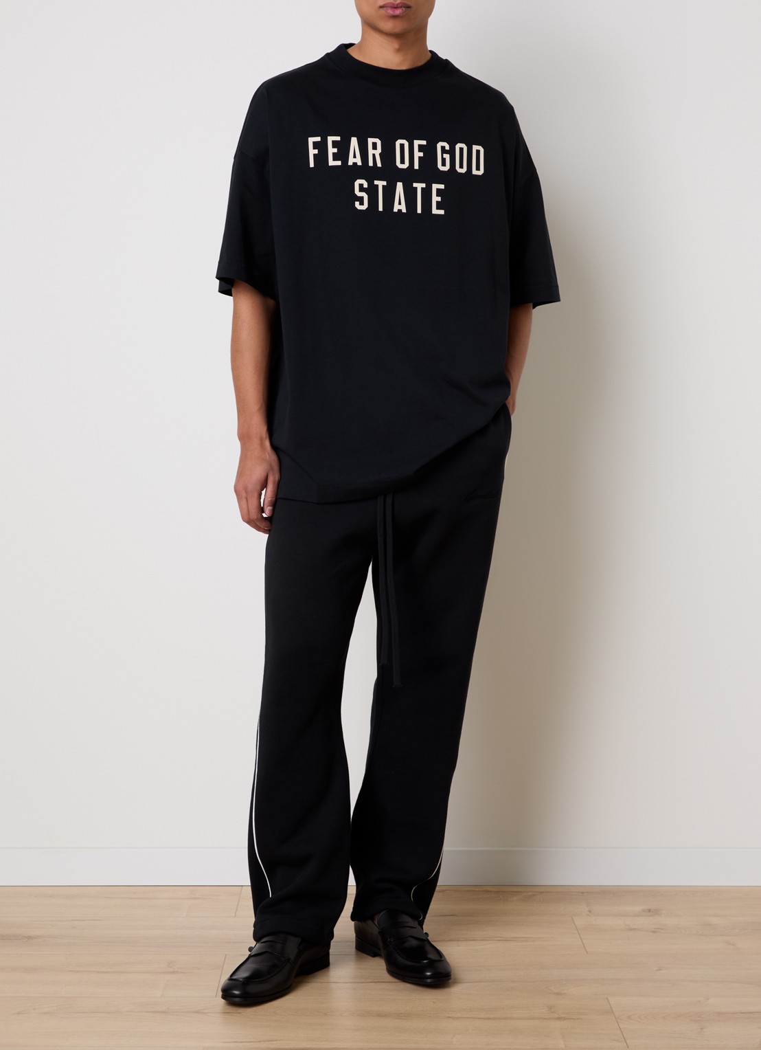 Fear of God Essentials T-shirt met logo - voorkant 3 zwart