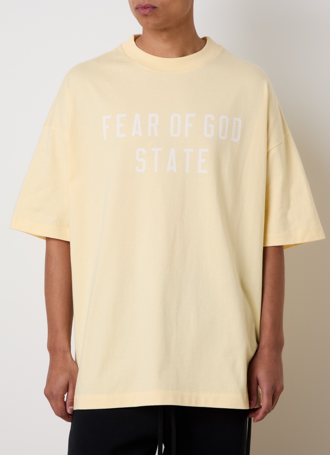 Fear of God Essentials T-shirt met logo - detail lichtgeel