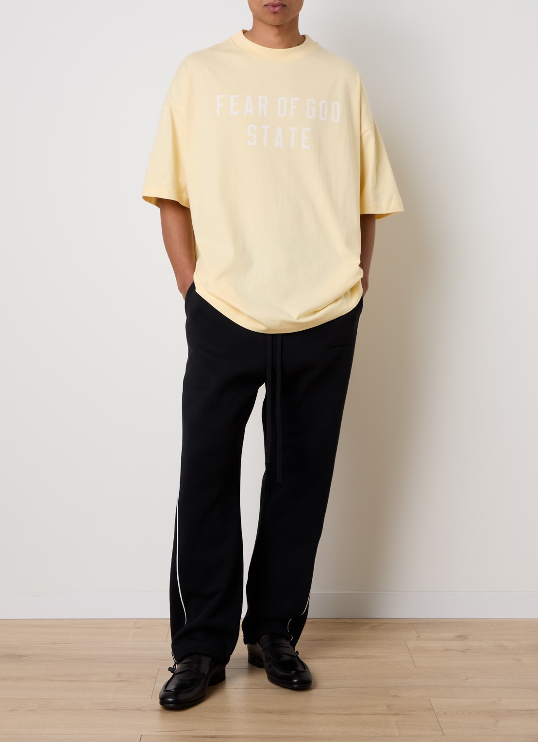 Fear of God Essentials T-shirt met logo - voorkant 4 lichtgeel