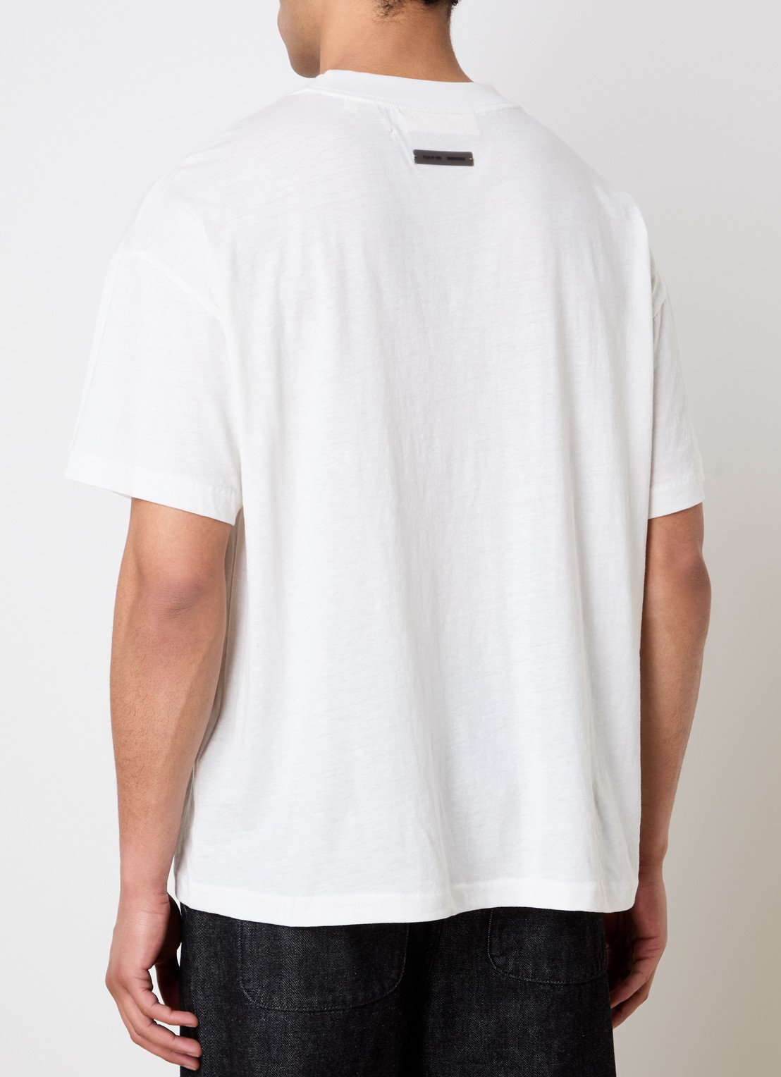 Fear of God Essentials T-shirt met logo - achterkant ivoor