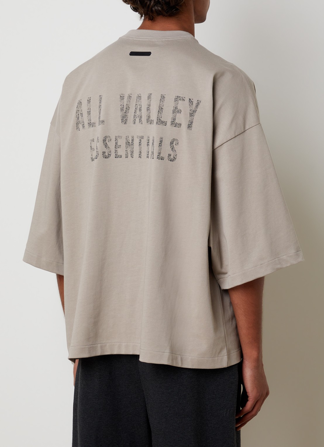 Fear of God Essentials T-shirt met logoprint - achterkant taupe