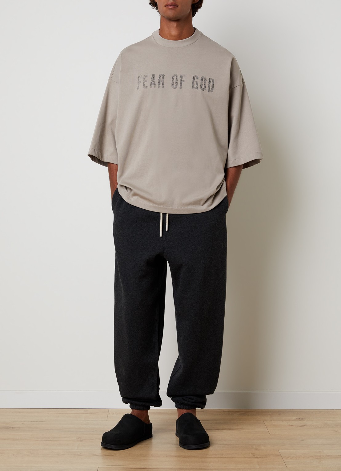 Fear of God Essentials T-shirt met logoprint - voorkant 5 taupe