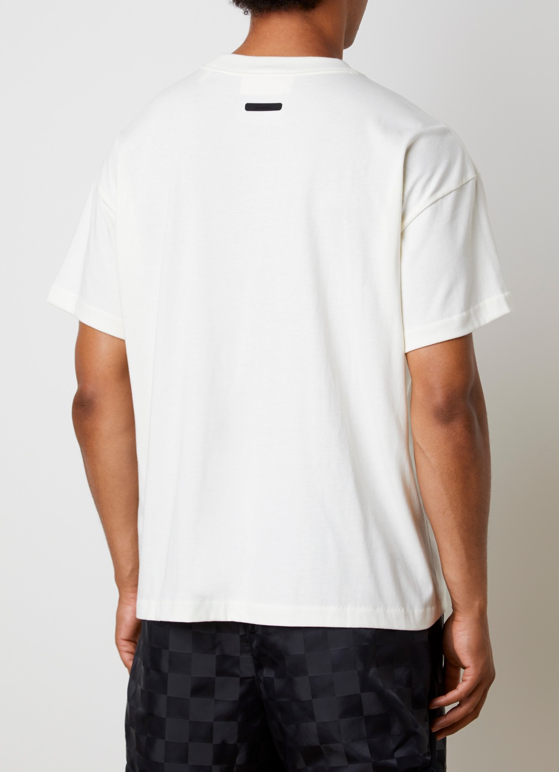 Fear of God Essentials T-shirt met ronde hals - achterkant gebroken wit