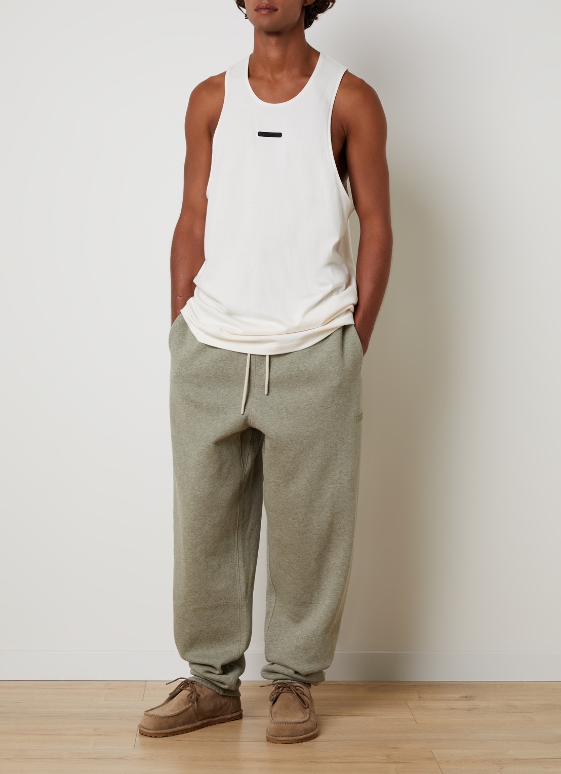 Fear of God Essentials Tanktop met logo - voorkant 5 gebroken wit