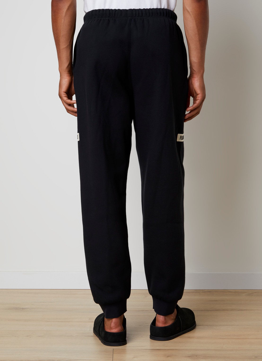 Fear of God Essentials Tapered fit joggingbroek met logo en steekzakken - achterkant zwart