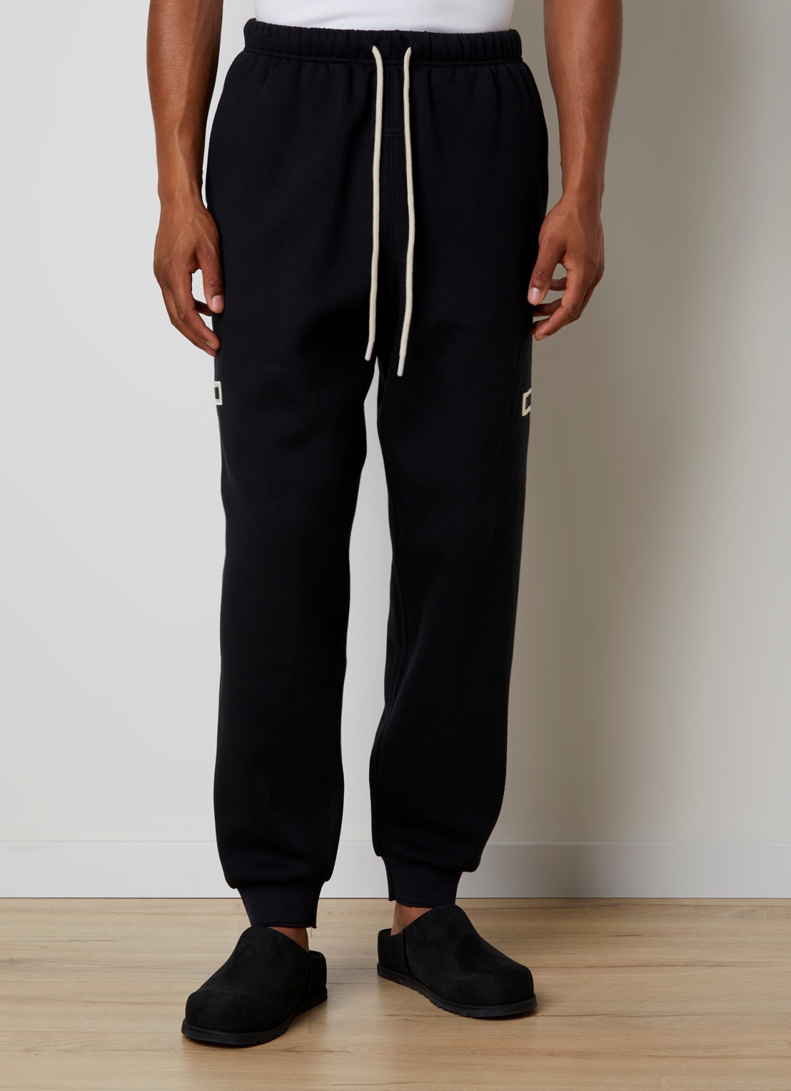 Fear of God Essentials Tapered fit joggingbroek met logo en steekzakken - detail 4 zwart