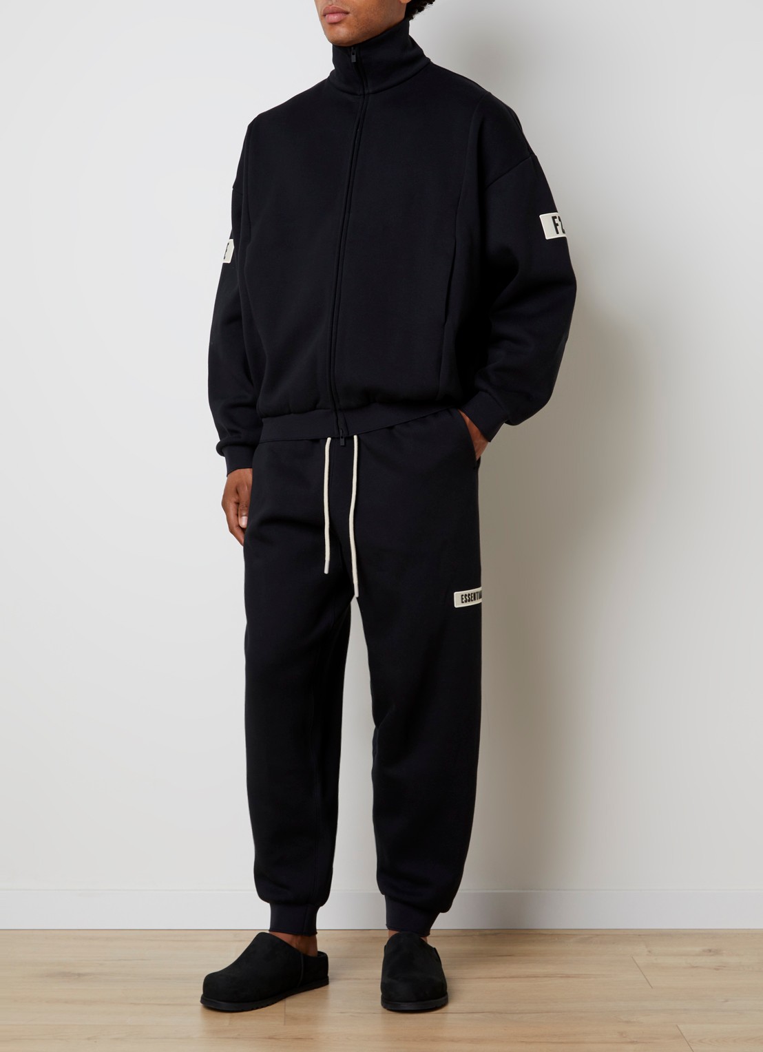 Fear of God Essentials Tapered fit joggingbroek met logo en steekzakken - voorkant 3 zwart