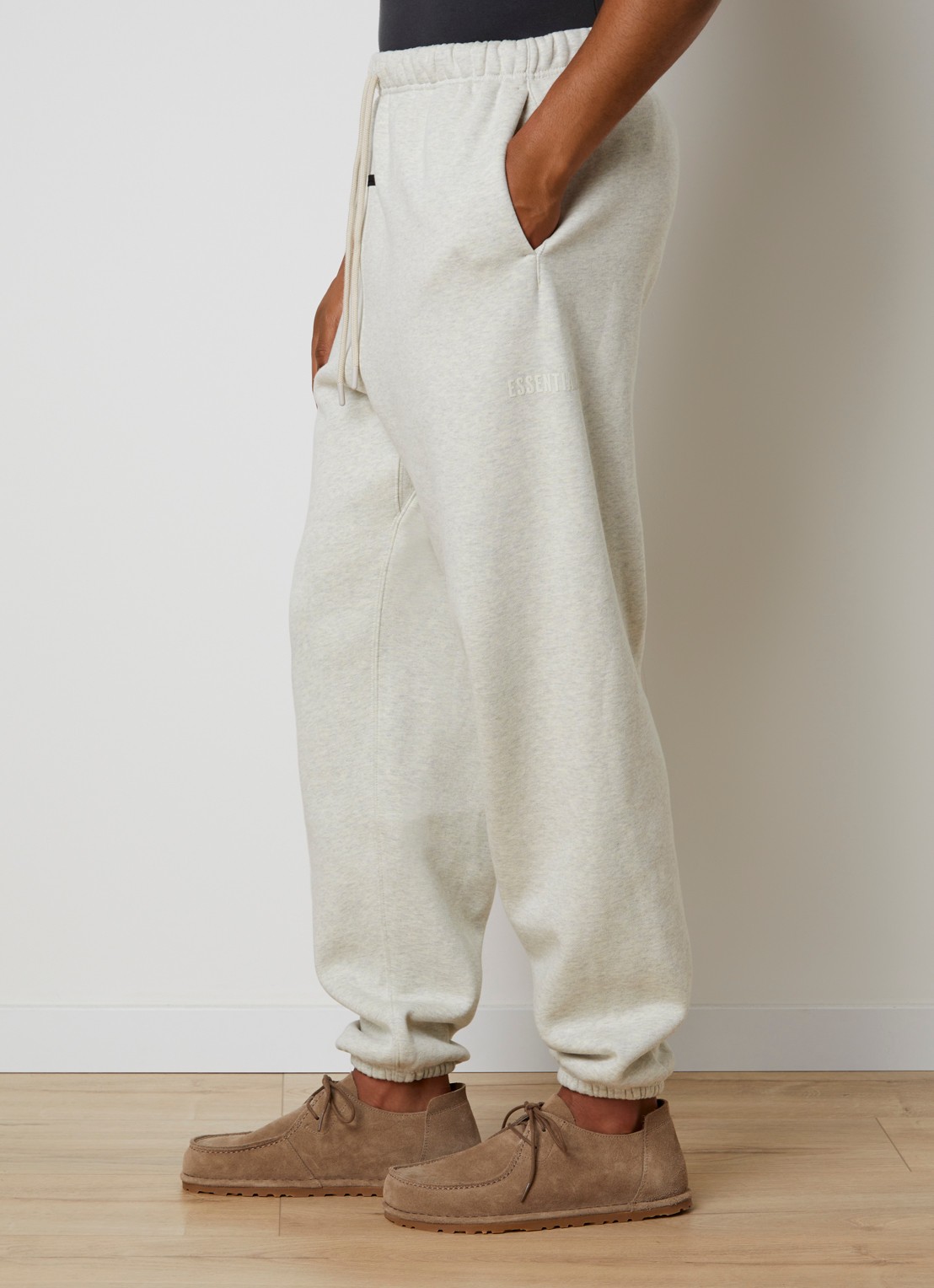 Fear of God Essentials Tapered fit joggingsbroek met steekzakken - detail 5 gebroken wit