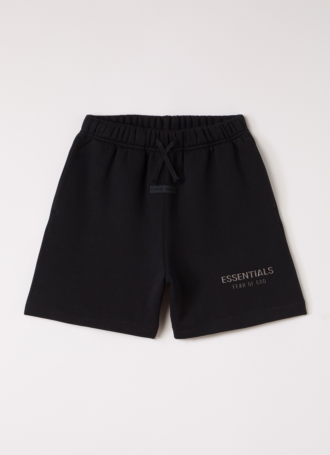 Fear of God Essentials Wide fit korte joggingbroek met logoprint - voorkant zwart