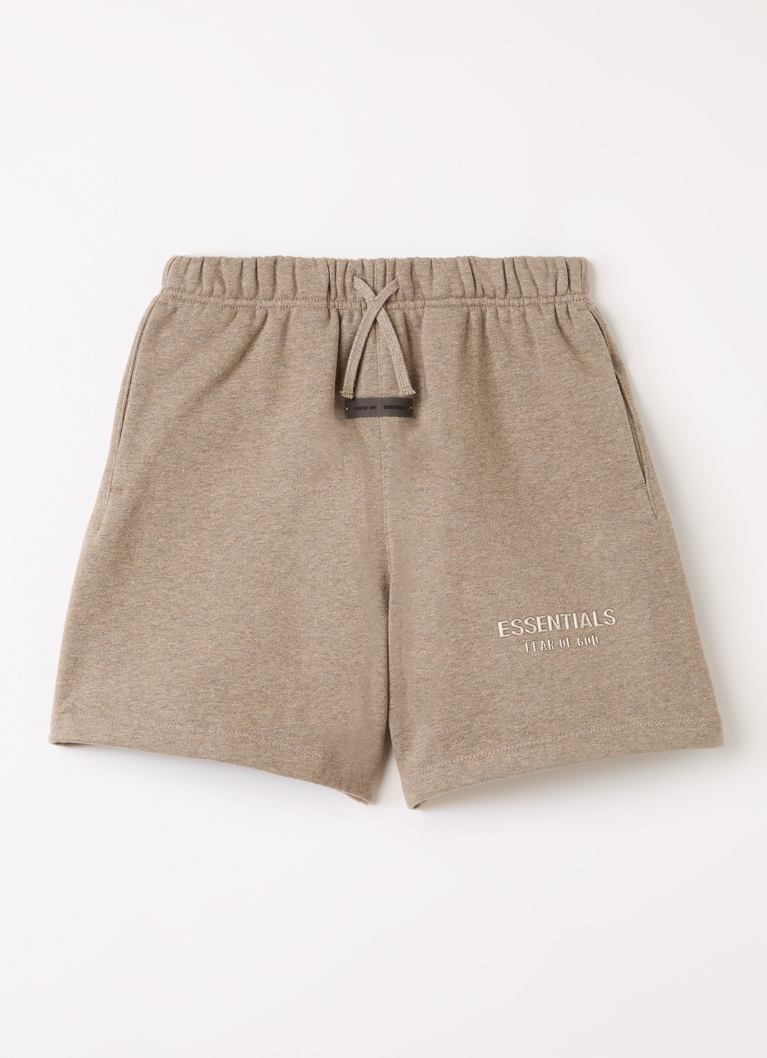 Fear of God Essentials Wide fit korte joggingbroek met logoprint - voorkant lichtbruin