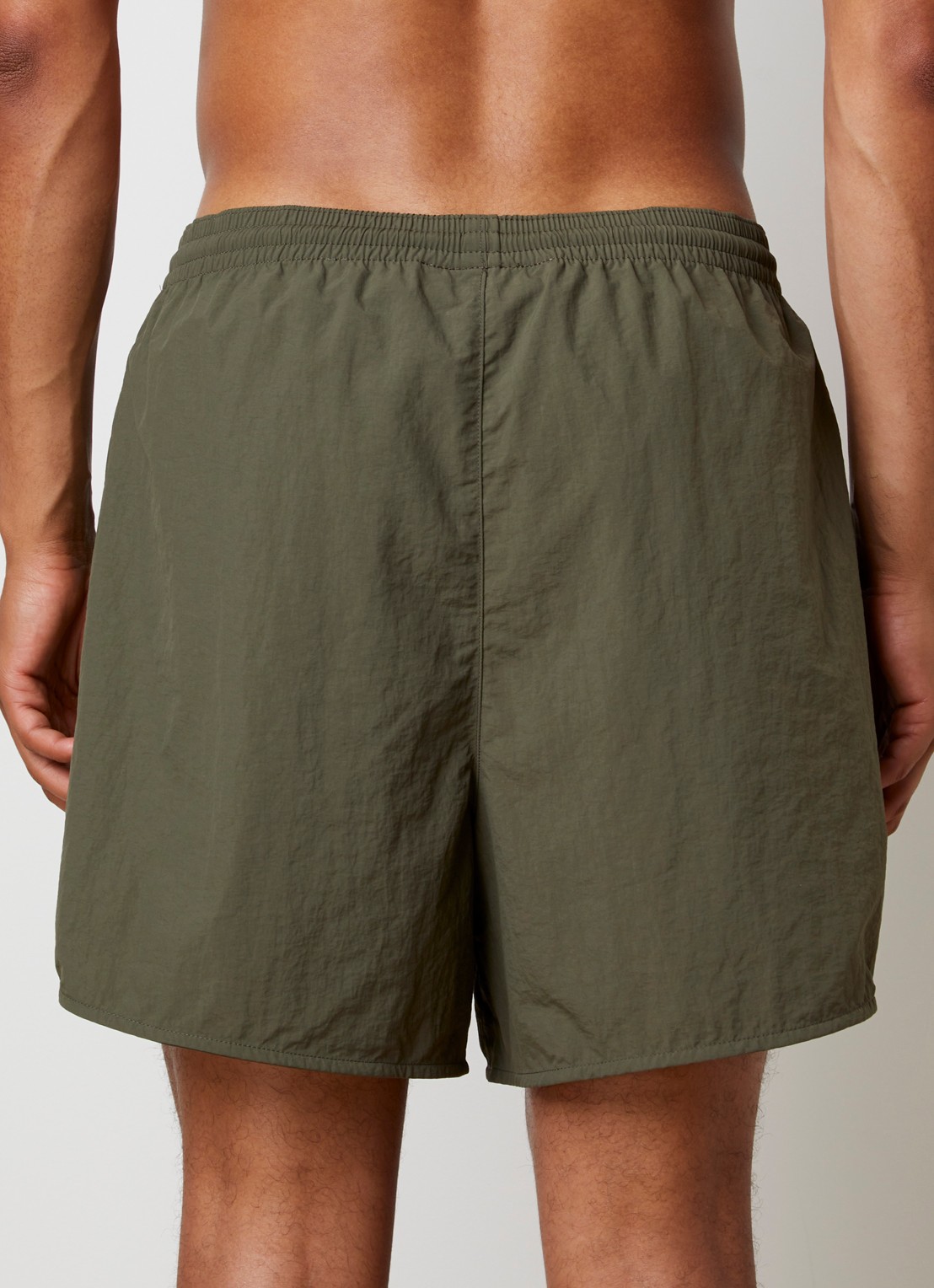 Fear of God Essentials Zwemshort met steekzakken - achterkant 4 bronsgroen