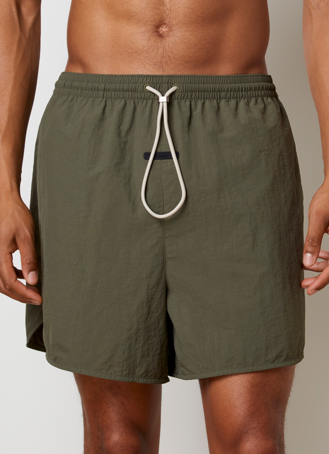 Fear of God Essentials Zwemshort met steekzakken - detail 3 bronsgroen