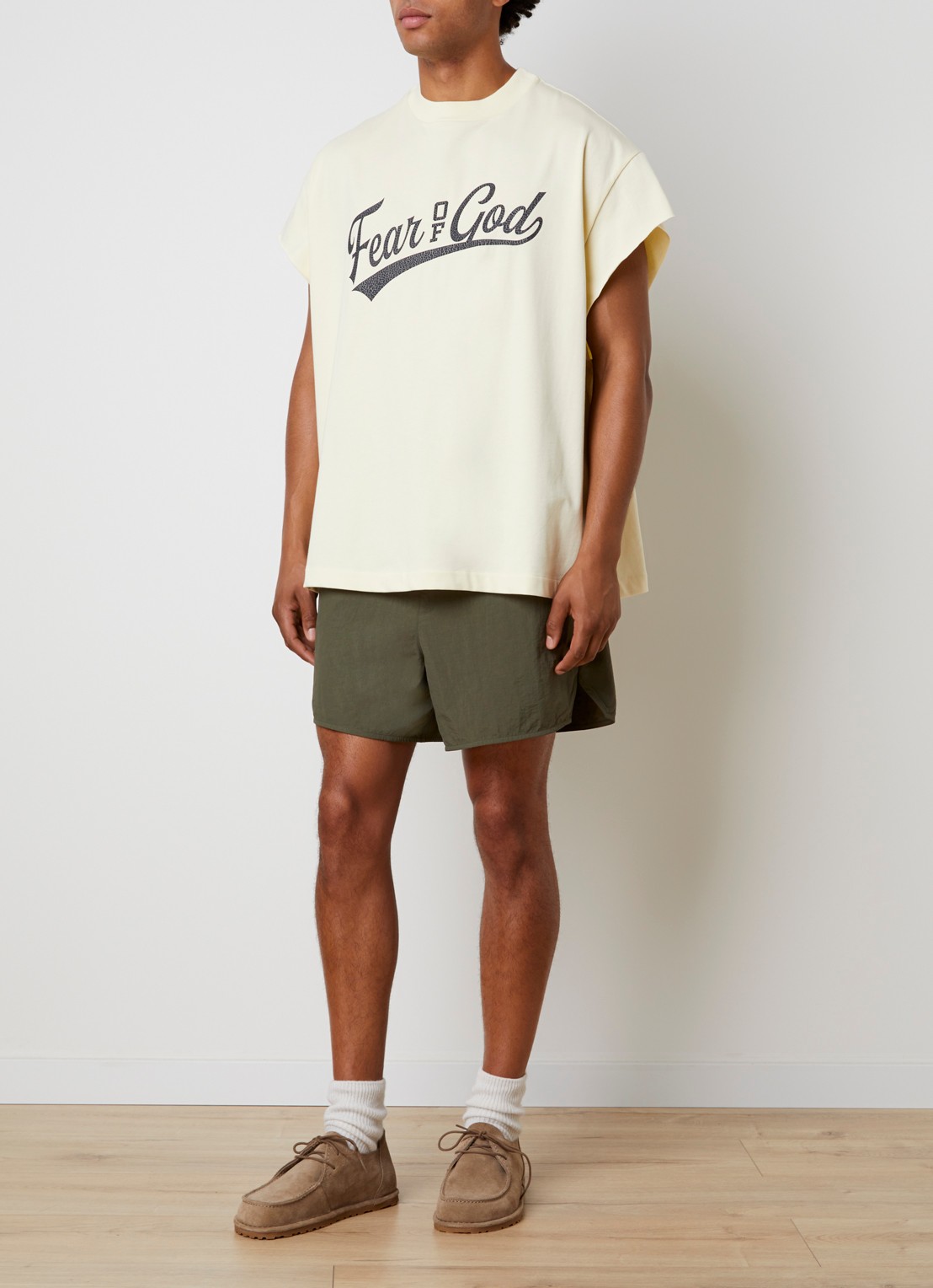 Fear of God Essentials Zwemshort met steekzakken - voorkant 2 bronsgroen