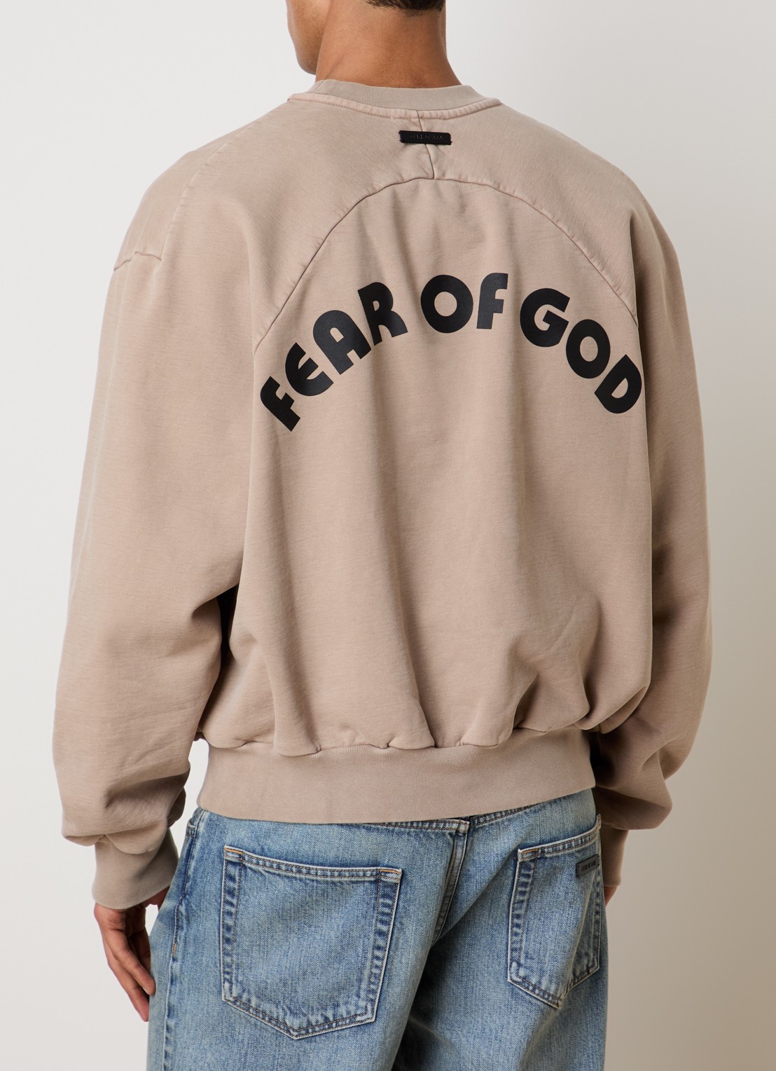 Fear of God Sweater met front- en backprint - achterkant 3 donkerbeige