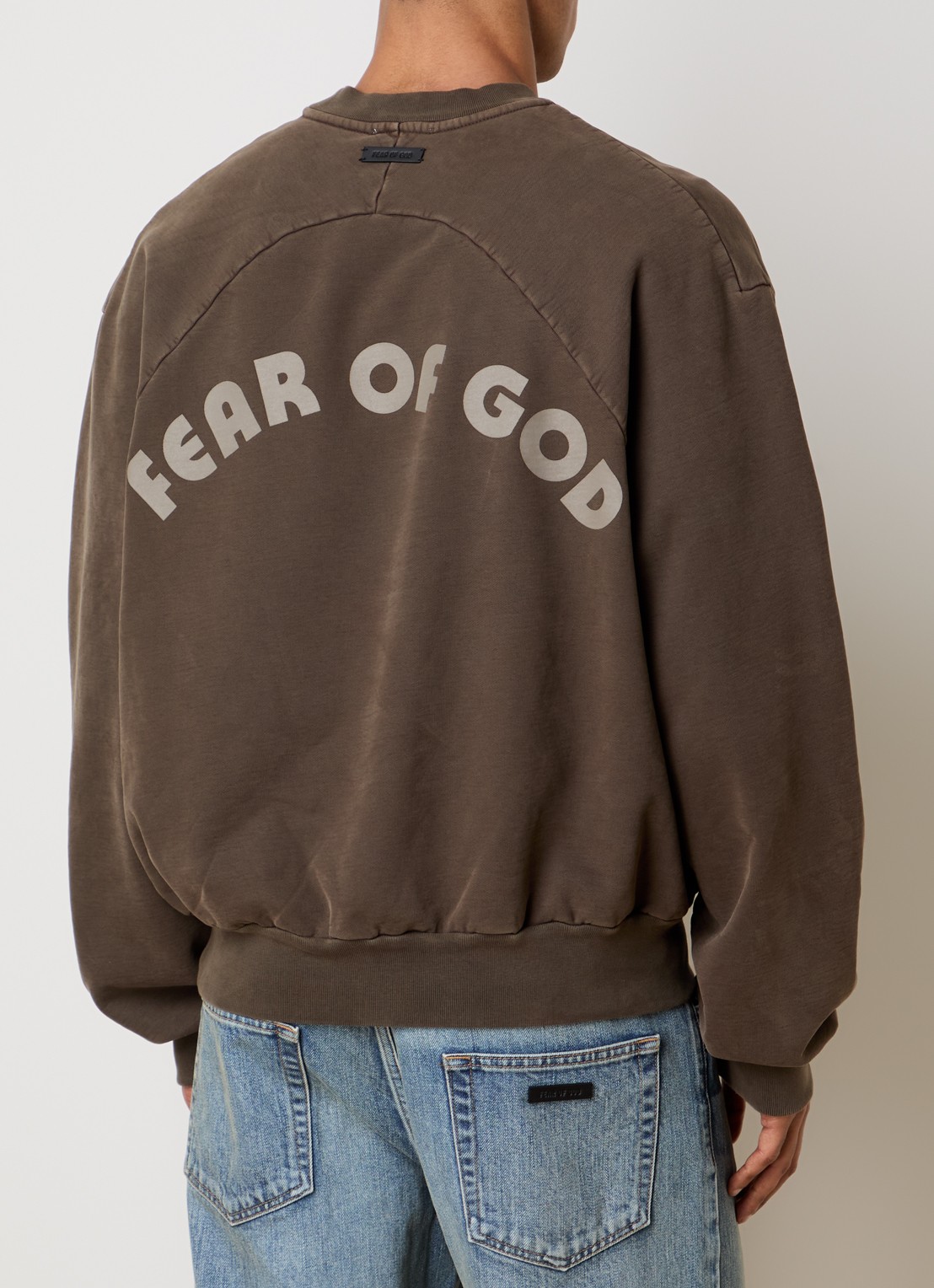 Fear of God Sweater met front- en backprint - achterkant bruin
