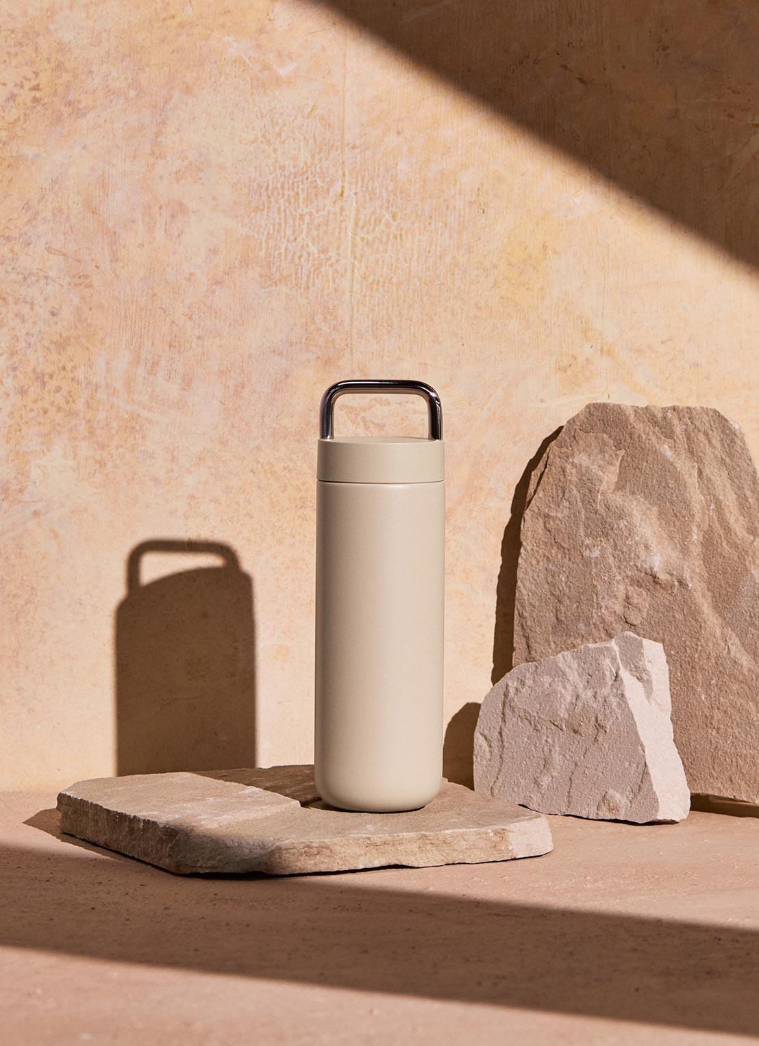 Fellow Carter Carry waterfles 20oz - achterkant 3 beige