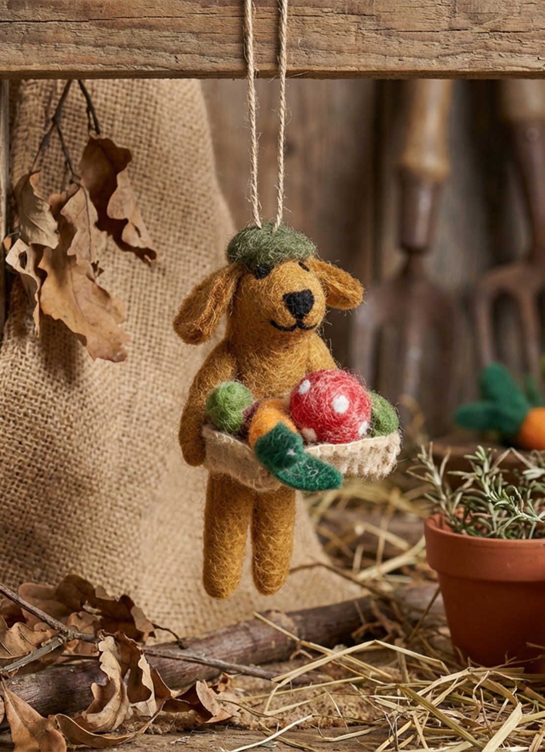 Felt So Good Dom the Gardening Dog kersthanger 12 cm - achterkant bruin