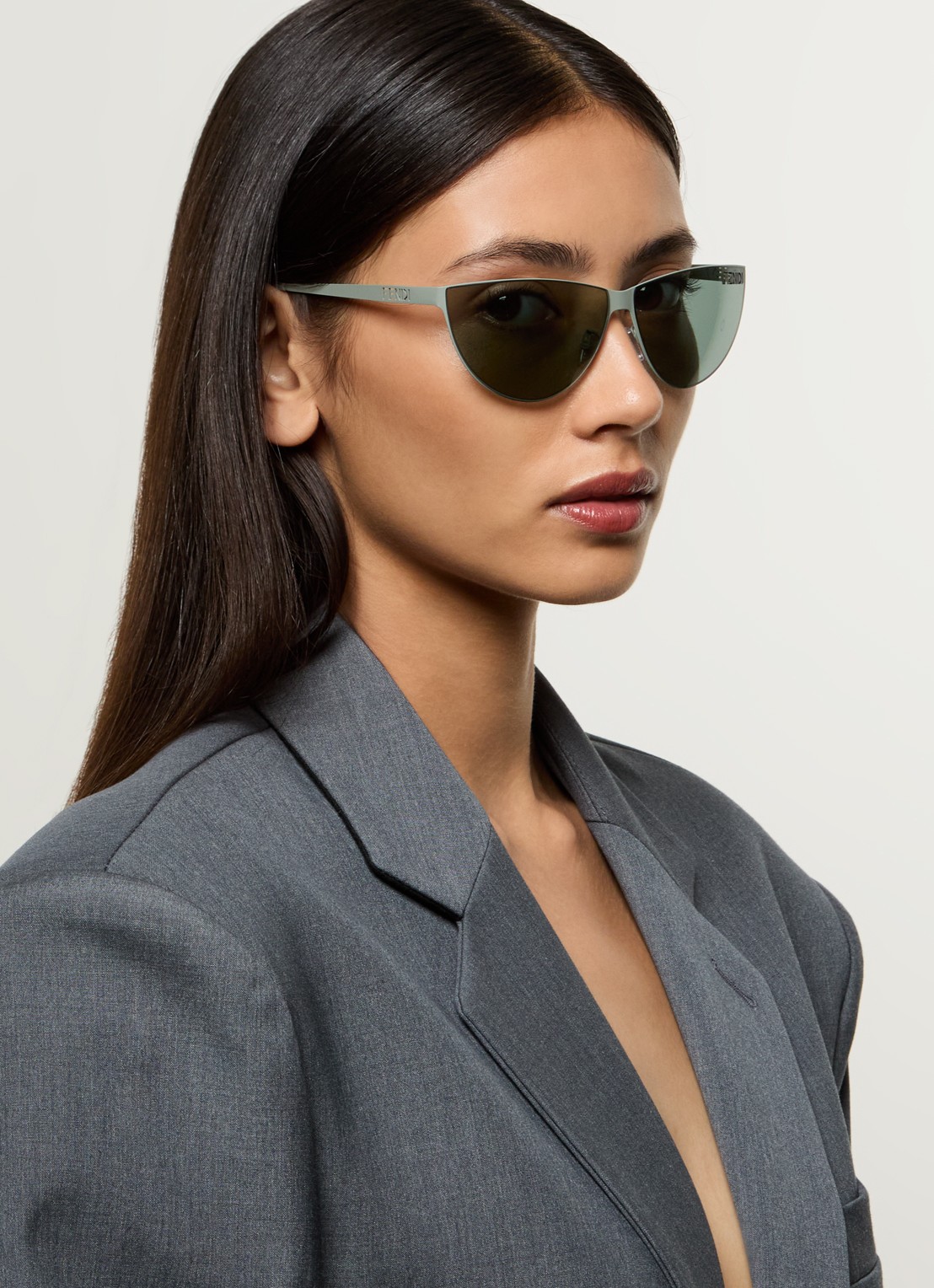 Fendi Fendi Cut Out zonnebril FE40138U - voorkant 5 grijs