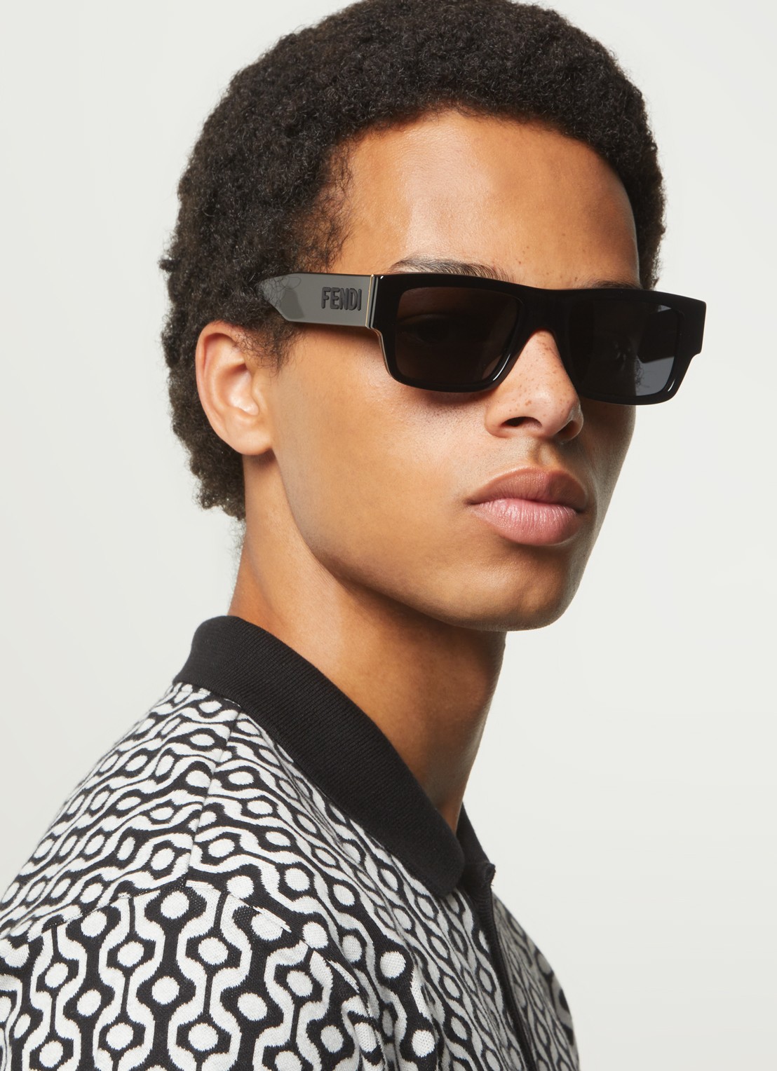 Fendi Signature zonnebril FE40118I - voorkant 5 zwart