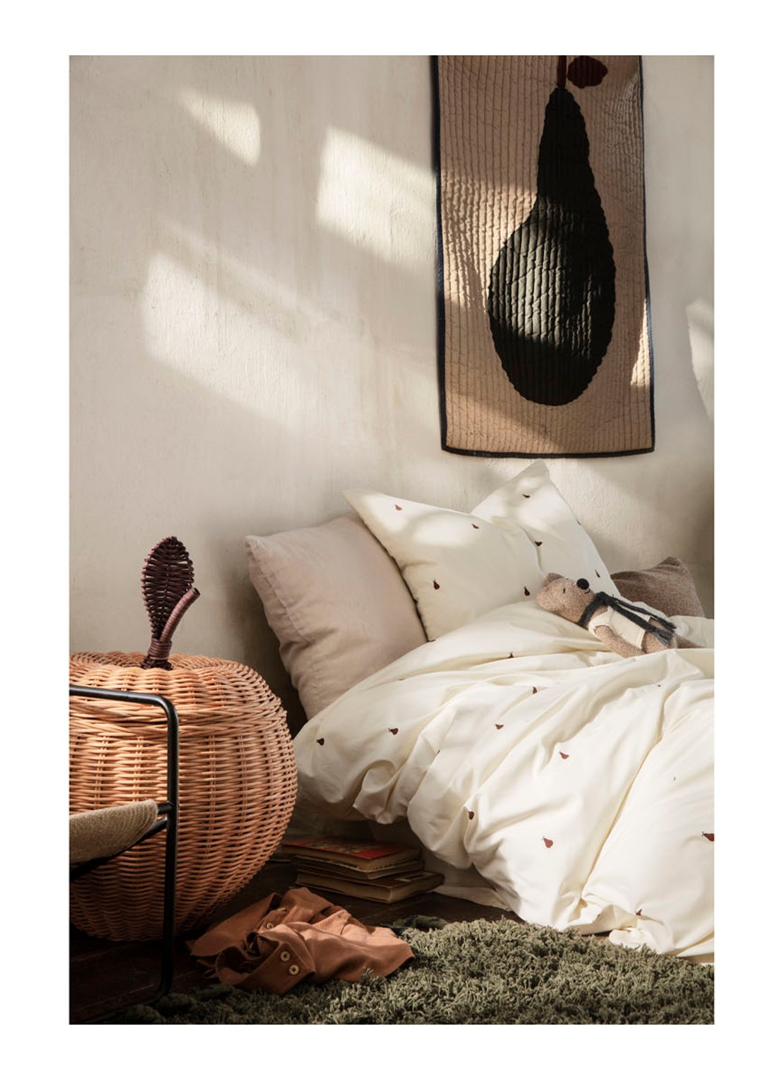ferm LIVING Apple Braided Large opbergmand 52 cm - voorkant 3 lichtbruin