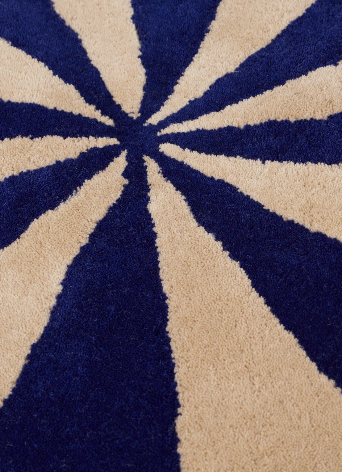 ferm LIVING Arch Tufted vloerkleed 130 cm - detail blauw