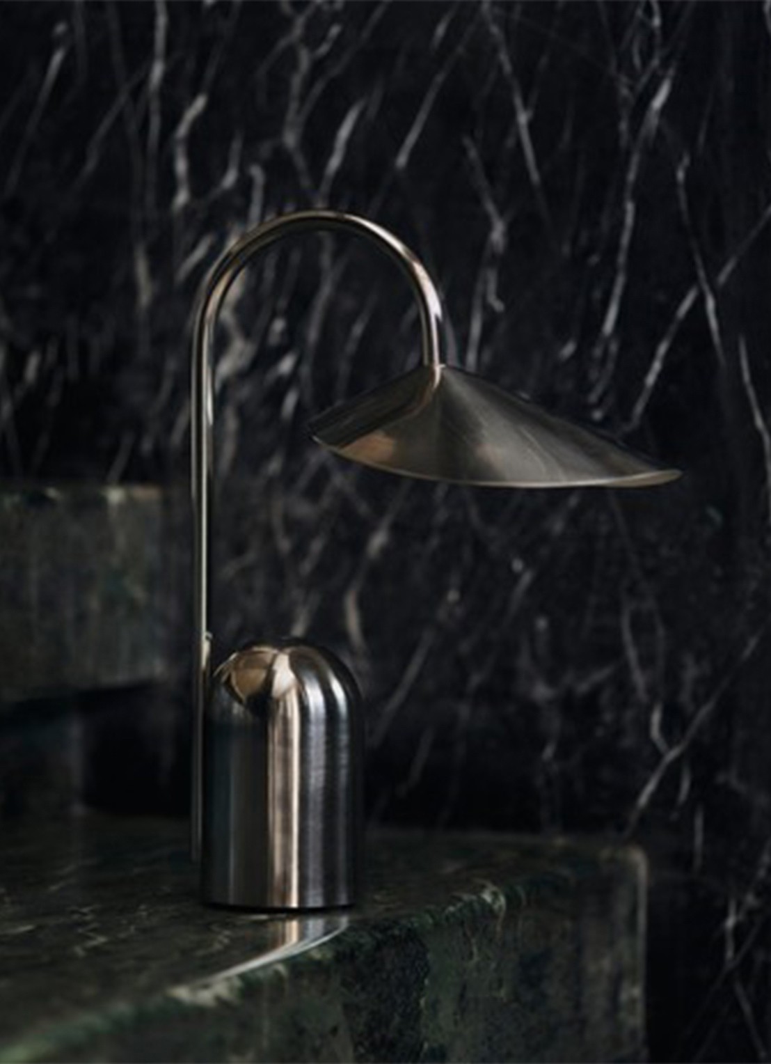 ferm LIVING Arum draagbare tafellamp 30 cm - voorkant 2 zilver
