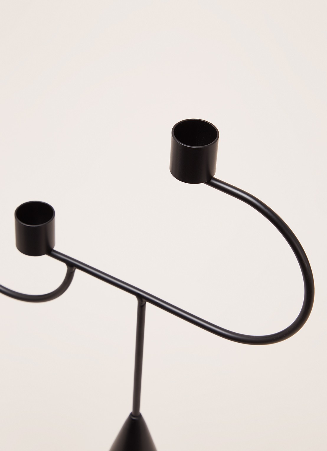 ferm LIVING Avant Candelabra 39 cm - detail zwart