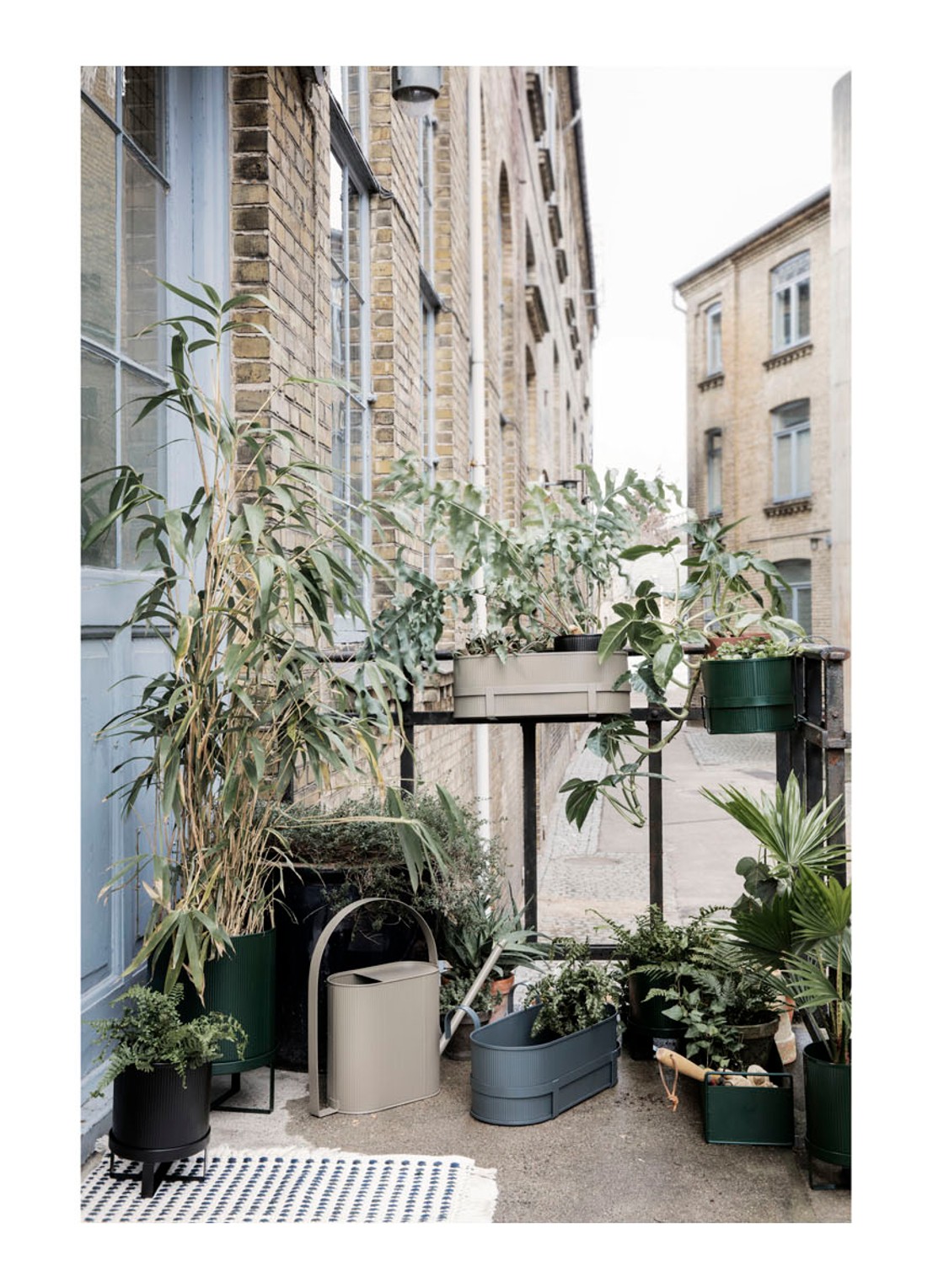 ferm LIVING Bau Balcony Box plantenbak van metaal voor buiten 27,5 x 45 cm - voorkant 2 donkergroen