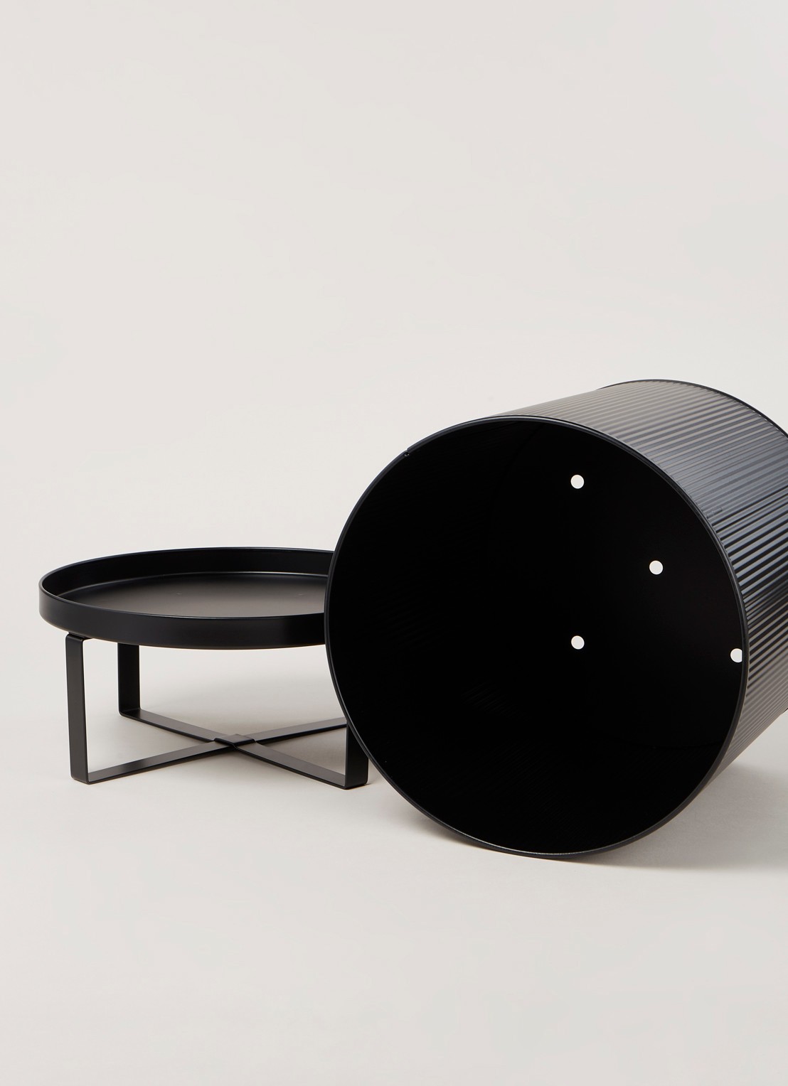 ferm LIVING Bau Pot Large bloempot van metaal met standaard voor binnen Ø27 cm  - detail zwart