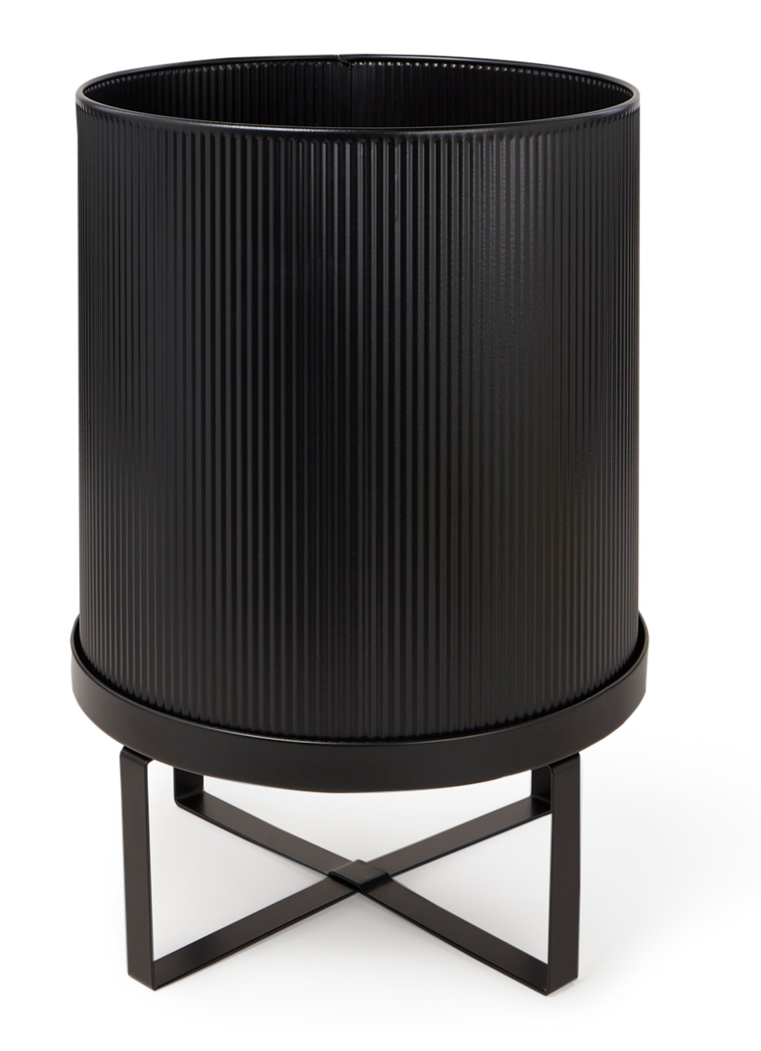 ferm LIVING Bau Pot Large bloempot van metaal met standaard voor binnen Ø27 cm  - voorkant 2 zwart