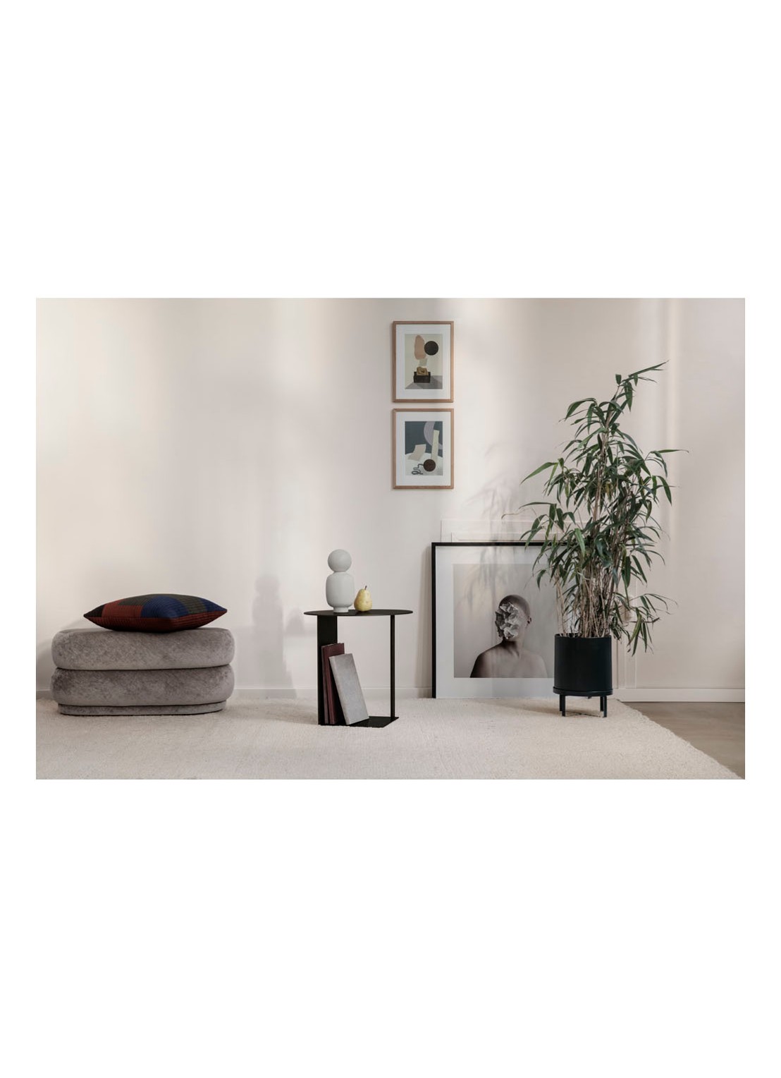 ferm LIVING Bau Pot Large bloempot van metaal met standaard voor binnen Ø27 cm  - voorkant 3 zwart