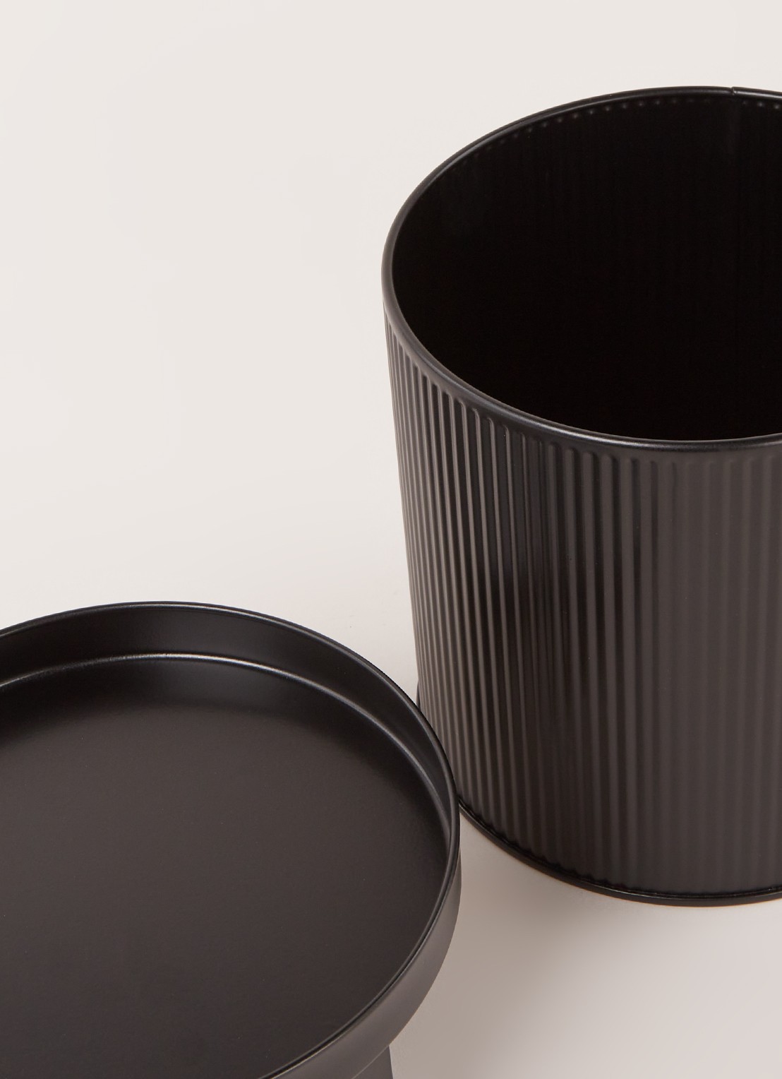 ferm LIVING Bau Pot plantenbak voor binnen 18 x 24 cm - detail 3 zwart