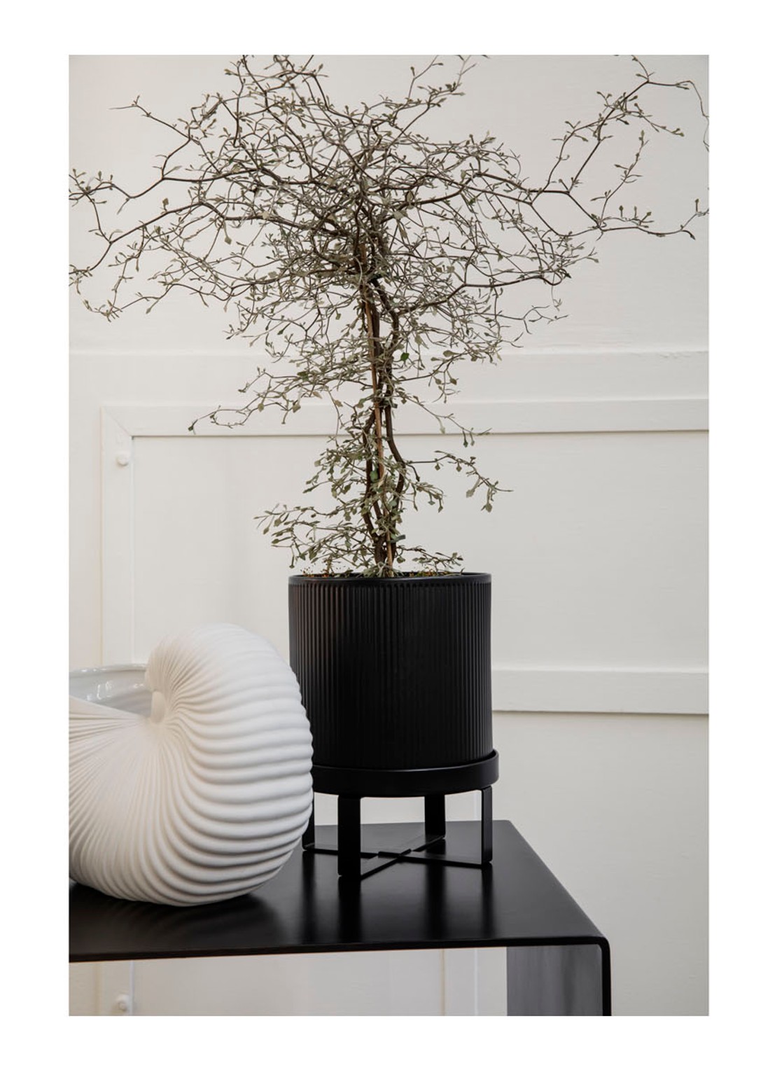 ferm LIVING Bau Pot plantenbak voor binnen 18 x 24 cm - voorkant 2 zwart